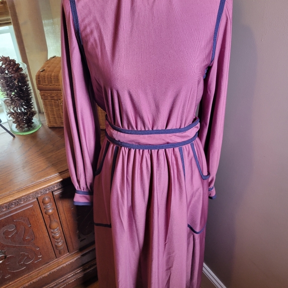 VINTAGE 70'S MIGNON MAUVE AND NAVY POET SLEEVE MIDI DRESS - Picture 8 of 9
